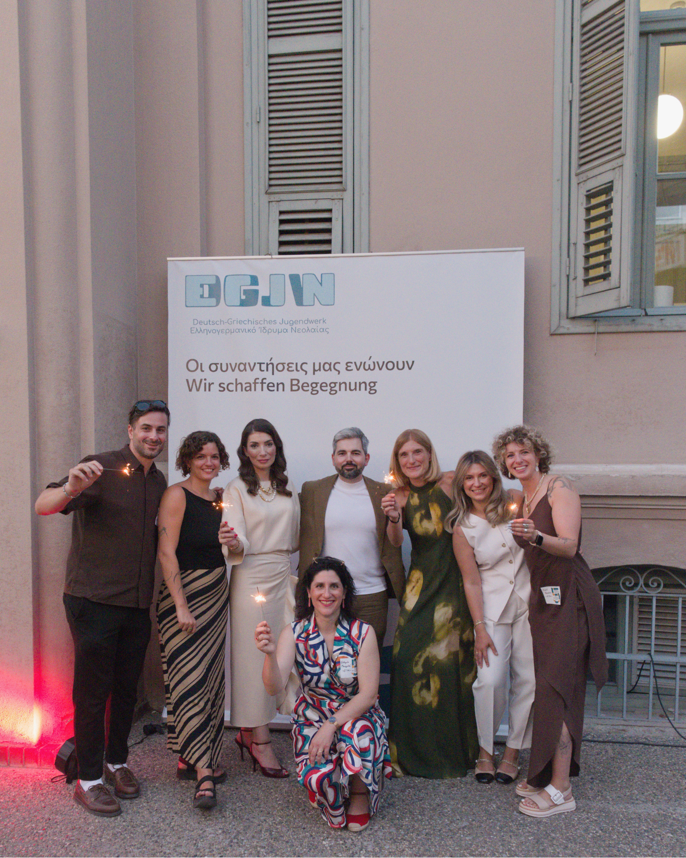 Das Team des DGJW vor dem Büro in Thessaloniki
